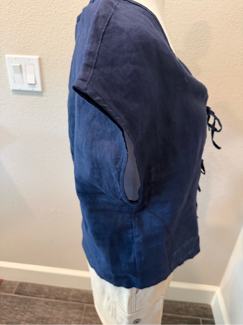 Cynthia Rowley Navy Linen Tie-Front V-Neck Top - Picture 4 of 7